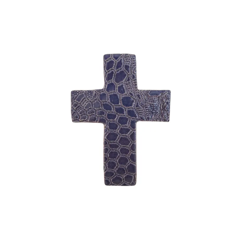 Croix émaillé avec un motif dentelle