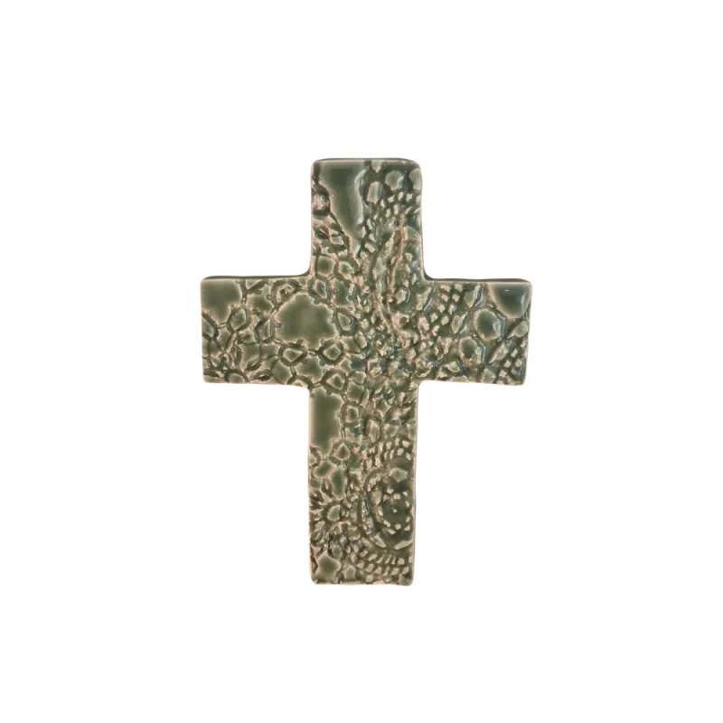 Croix émaillé avec un motif dentelle