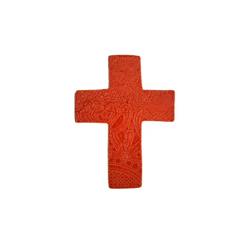 Croix émaillé avec un motif dentelle