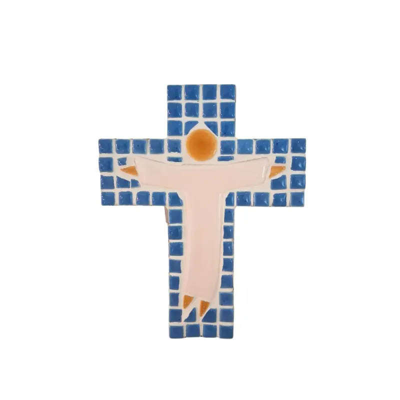 Croix en mosaïques à petits carreaux façonnée à la main